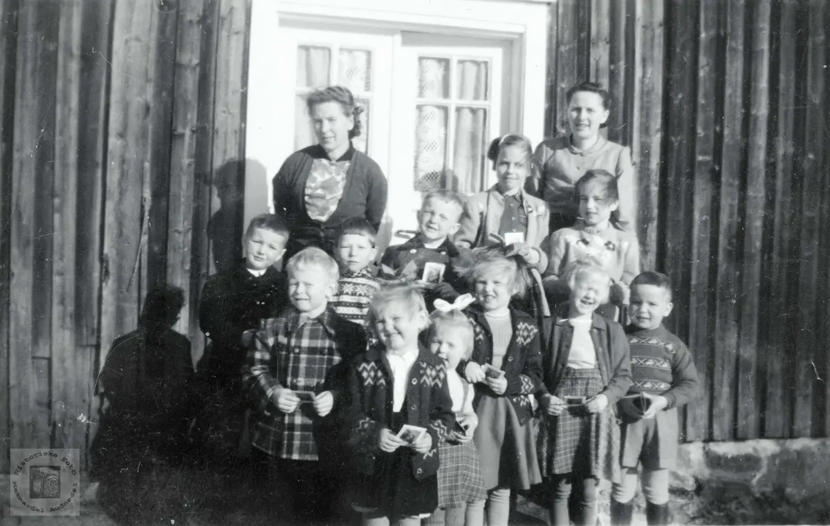 Søndagskolen i Selandsdalen samlet i "Krokan". Grindheim.