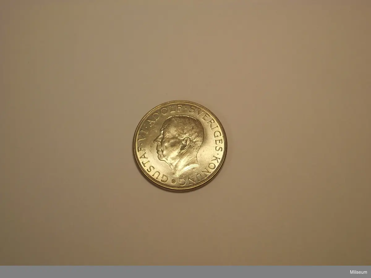 Silvermynt, 10 kr, präglat 1972 för att fira att Kung Gustaf VI Adolf fyllde 90 år.