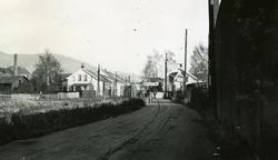 Bannner med reklame for Cromwell sigaretter over vei i Dramm