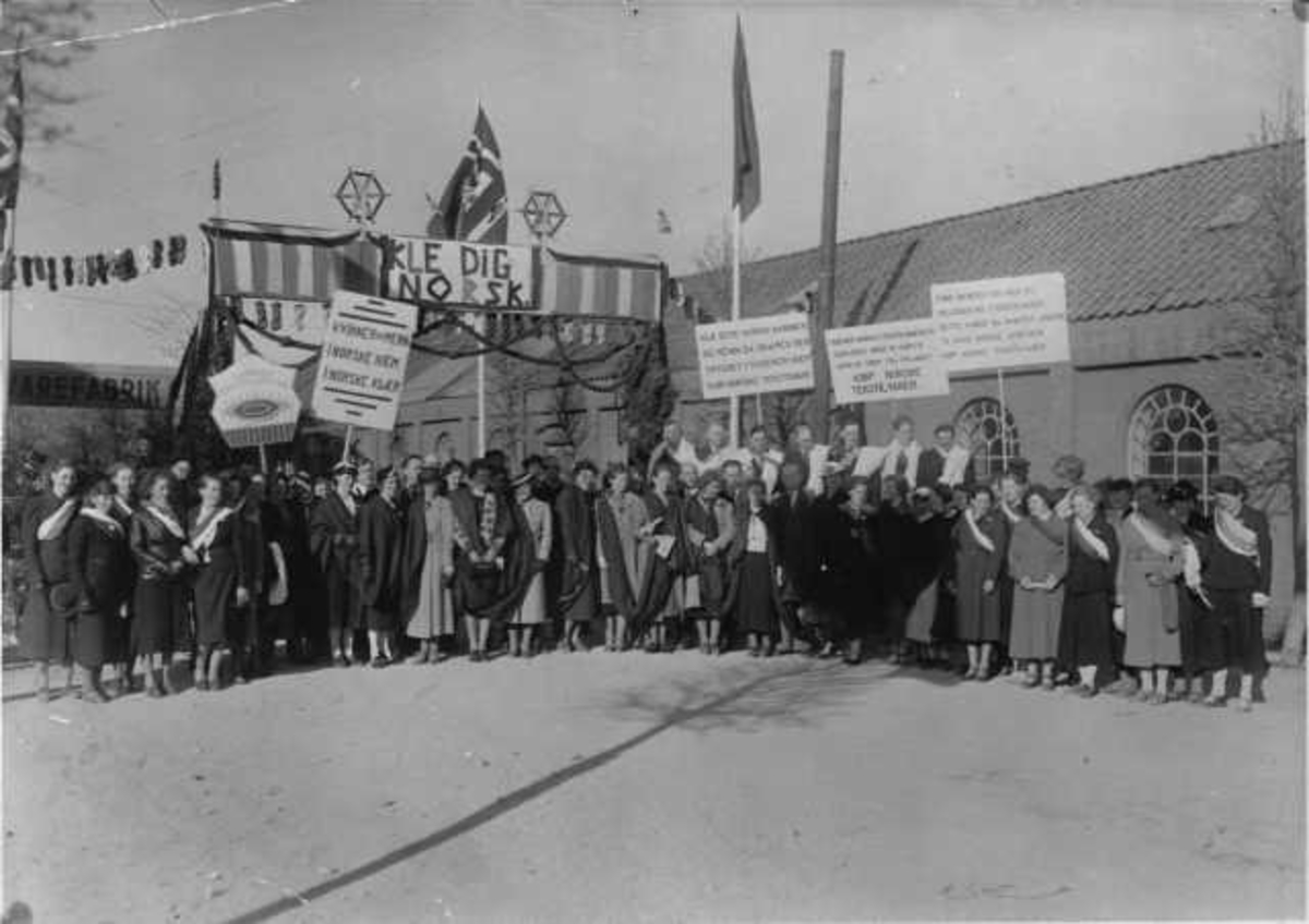 Sandnes tekstilarbeiderforenings propagandaopptog 1ste mai 1938 under mottoet hele folket i norske klær, utenfor Sandnes Uldvarefabrikk