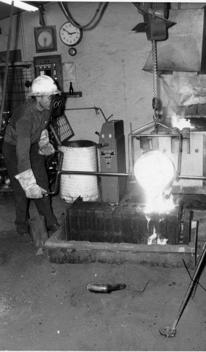 Polaris AS - Hagbø tømmer ovnen - det nye støperiet 1965