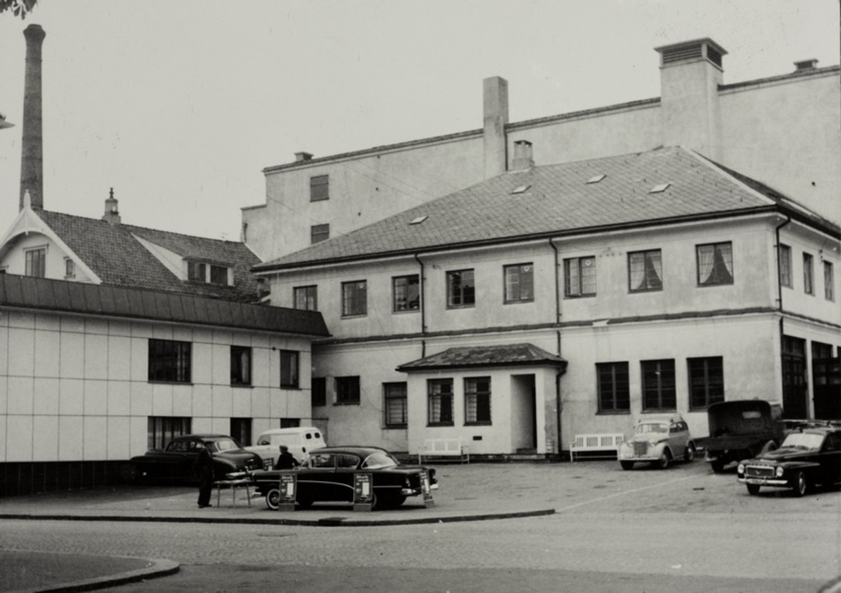 Gatekryss Langgata - Torggata i Sandnes med brannstasjonen. Nærmeste bil er en Opel Rekord 1958 -1959 modell.