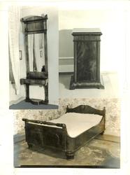 Bilde av speil, nattbord og seng