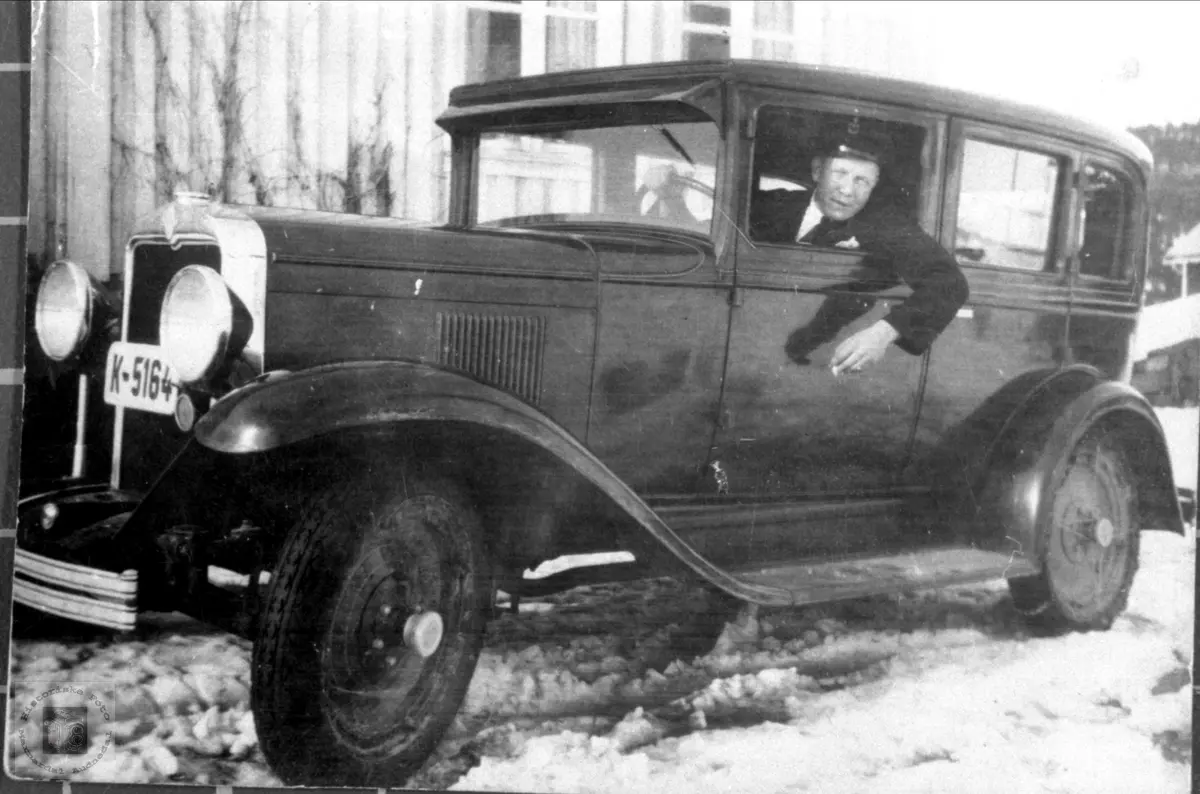 Odin Tønnesland med bilen. Bjelland.