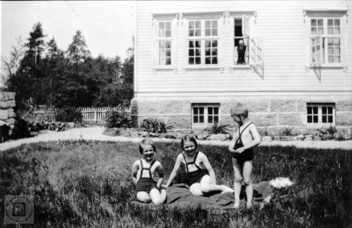 Barn i  doktorhagen, Solheim Laudal. 