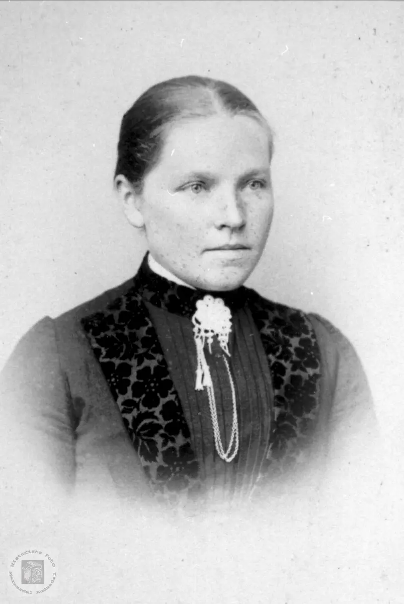 Portrett av Gunhild Tomine (Mina) B. Laudal.