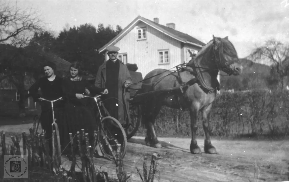 Tidsbilde fra ca 1920 (sykkeltur) muligens i Øyslebøområdet et sted.