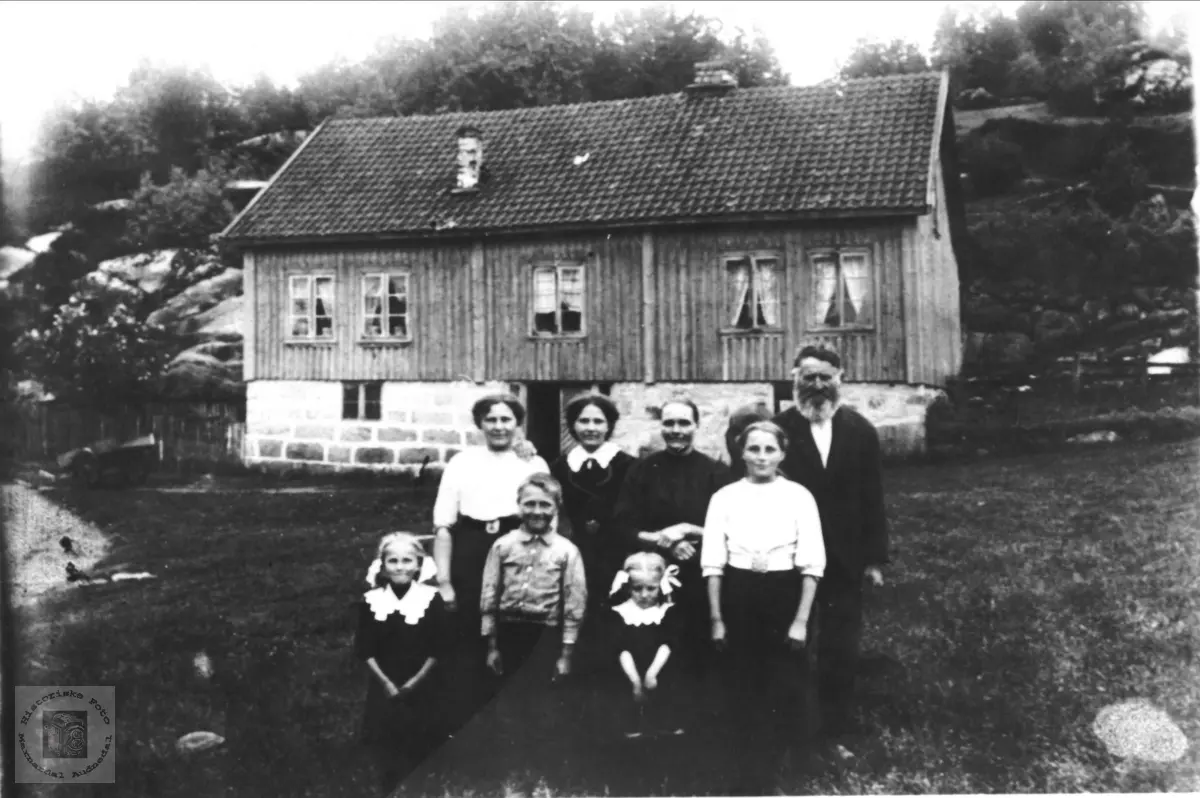 Familiegruppe muligens på Glomså i Laudal.