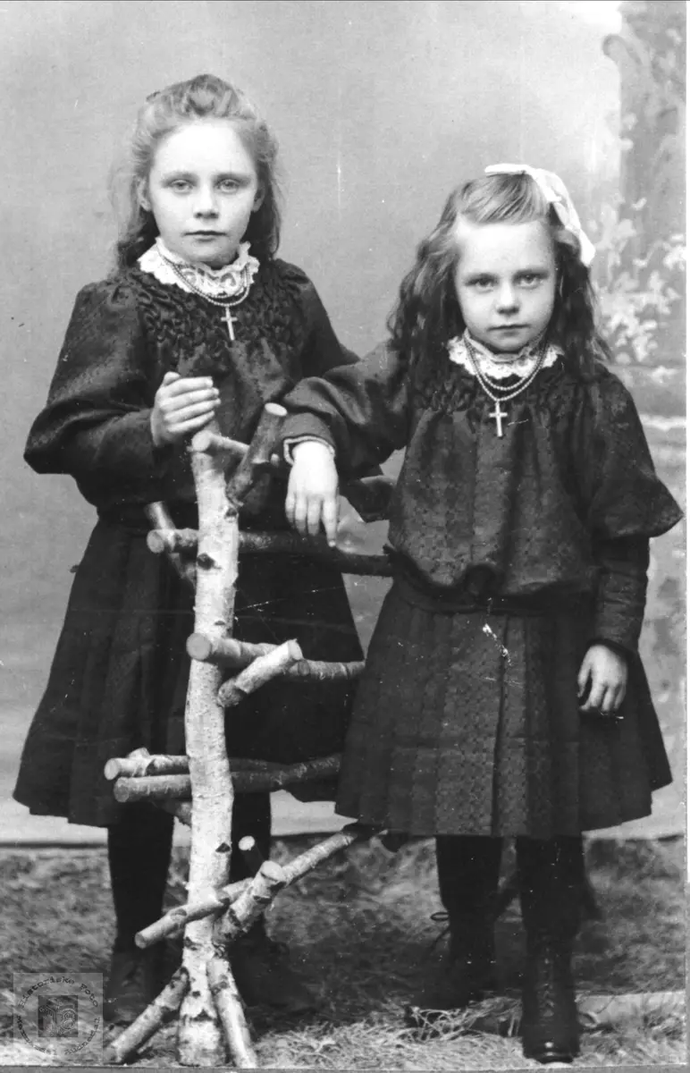 Søstrene Anna og Ragna Manneråk, Øyslebø.