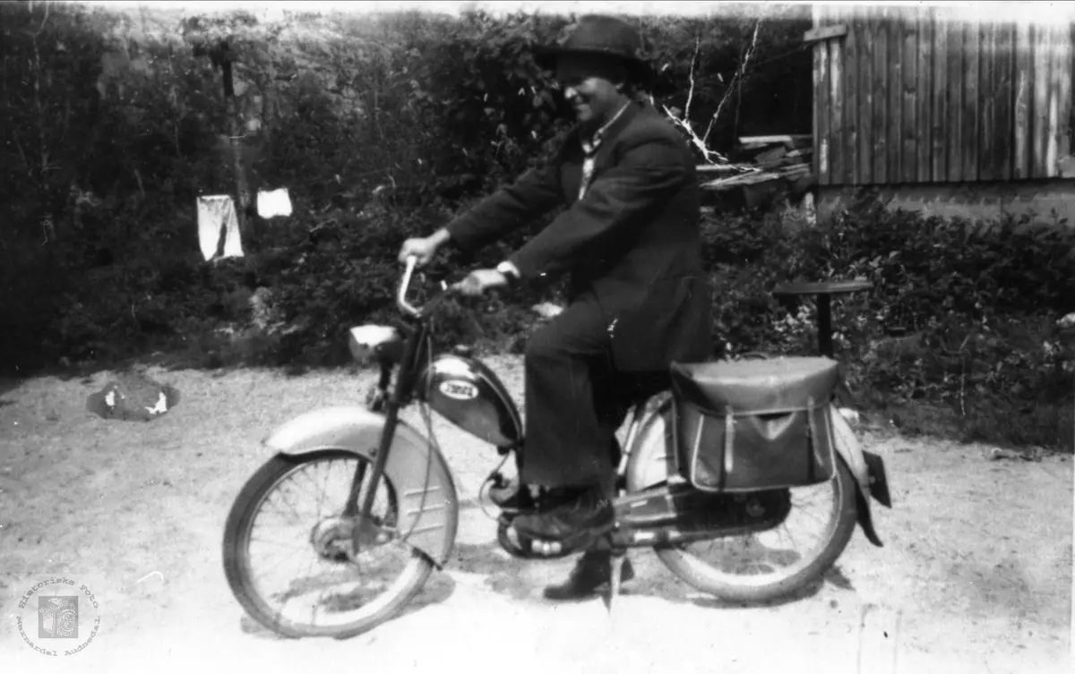 På moped, Sigmund Tjomsland, Øyslebø.