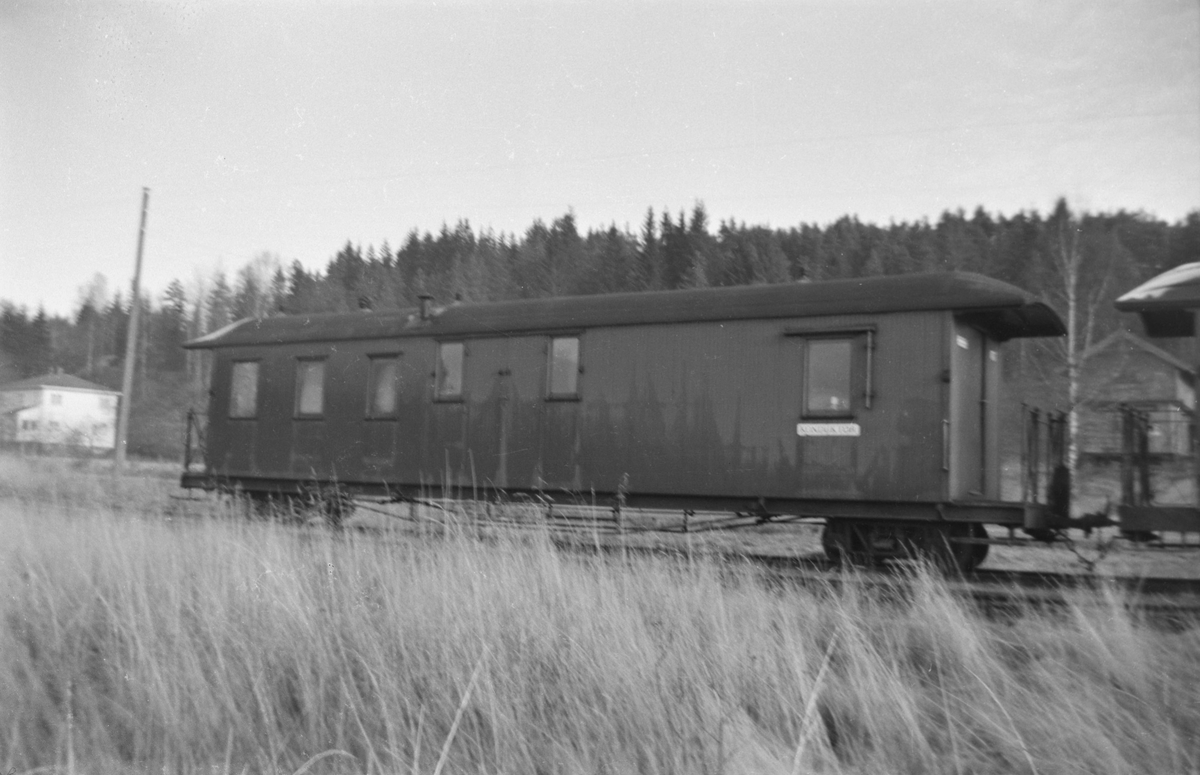 Hensatte personvogner på Skulerud stasjon kort tid før flytting til museumsbanen på Sørumsand.