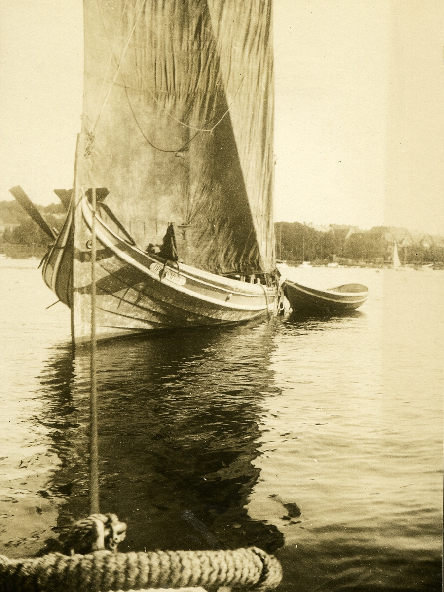 Den nordlandske Fembøringen "Opreisningen" ble kjøpt som gave av J. L. Tiedemanns Tobaksfabrik til Norsk Folkemuseum. Den ble seilet fra Sandnessjøen til Oslo i juli-august 1927 av kapten Johan Røring.