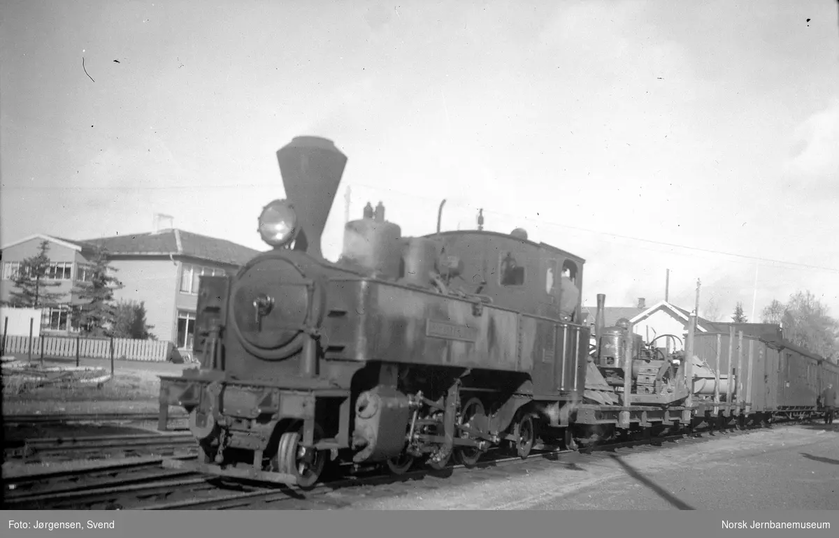 Damplokomotiv nr. 5 "Bjørkelangen" på Bjørkelangen stasjon med tog retning Skulerud