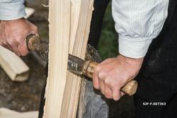 Ola Kolstad fra Nord-Odal i Hedmark skjærer eller kløver tak