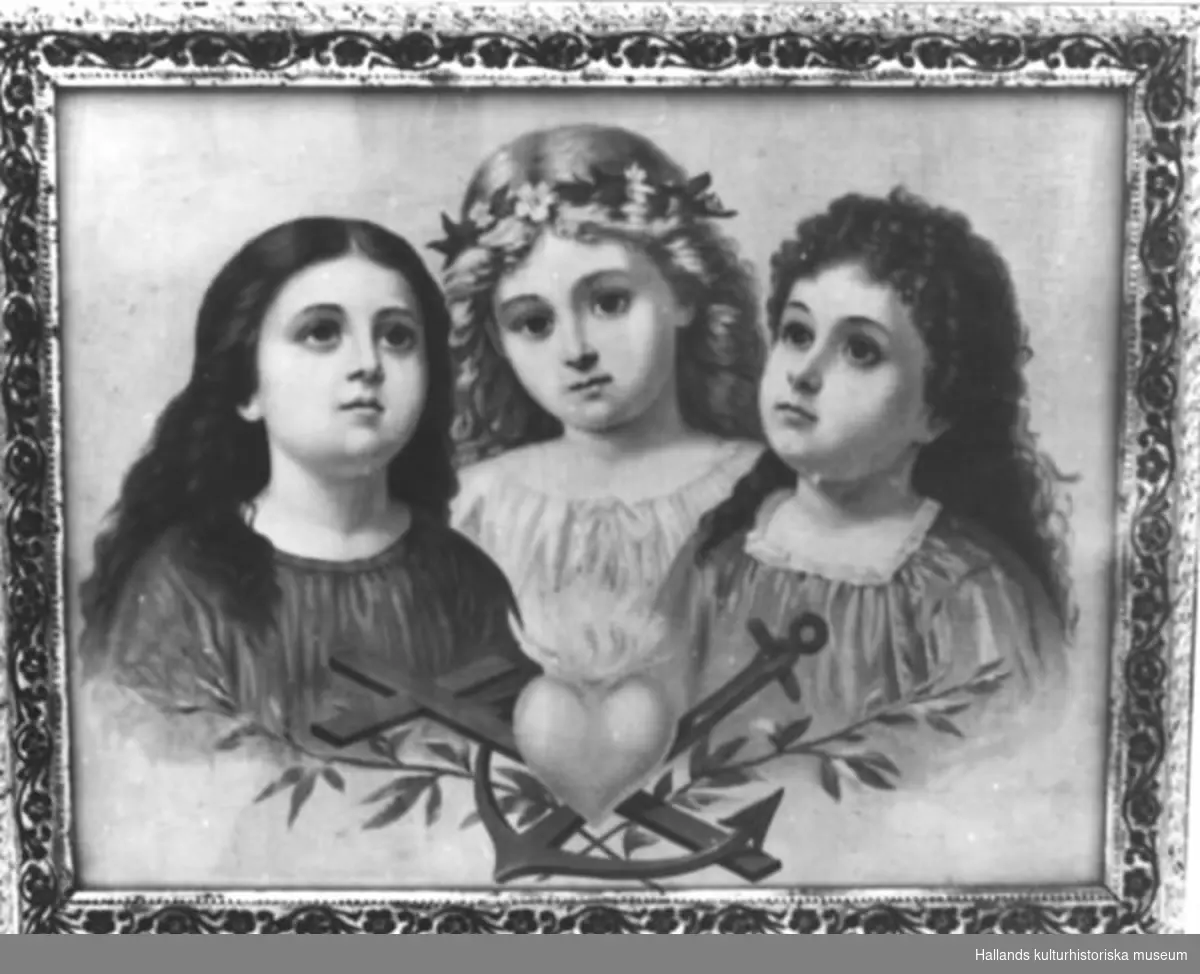 Oljetryck med ram. a) Tryck. Tre flickor med emblemet för tro, hopp och kärlek. Mått: bredd 40 cm, höjd 31 cm. b) Ram: bredd 3 cm, guldmålad.
