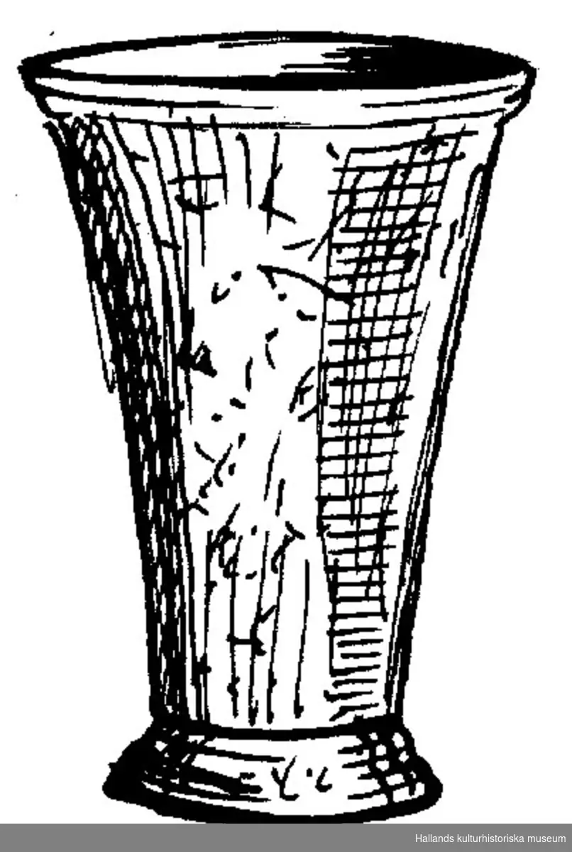 Svarvad bägare till formen lik en silverbägare. Bägaren står på en profilerad fot, även krönet har en fint svarvad kant. Bägaren är tillverkad i masurbjörk eller rotträ. 