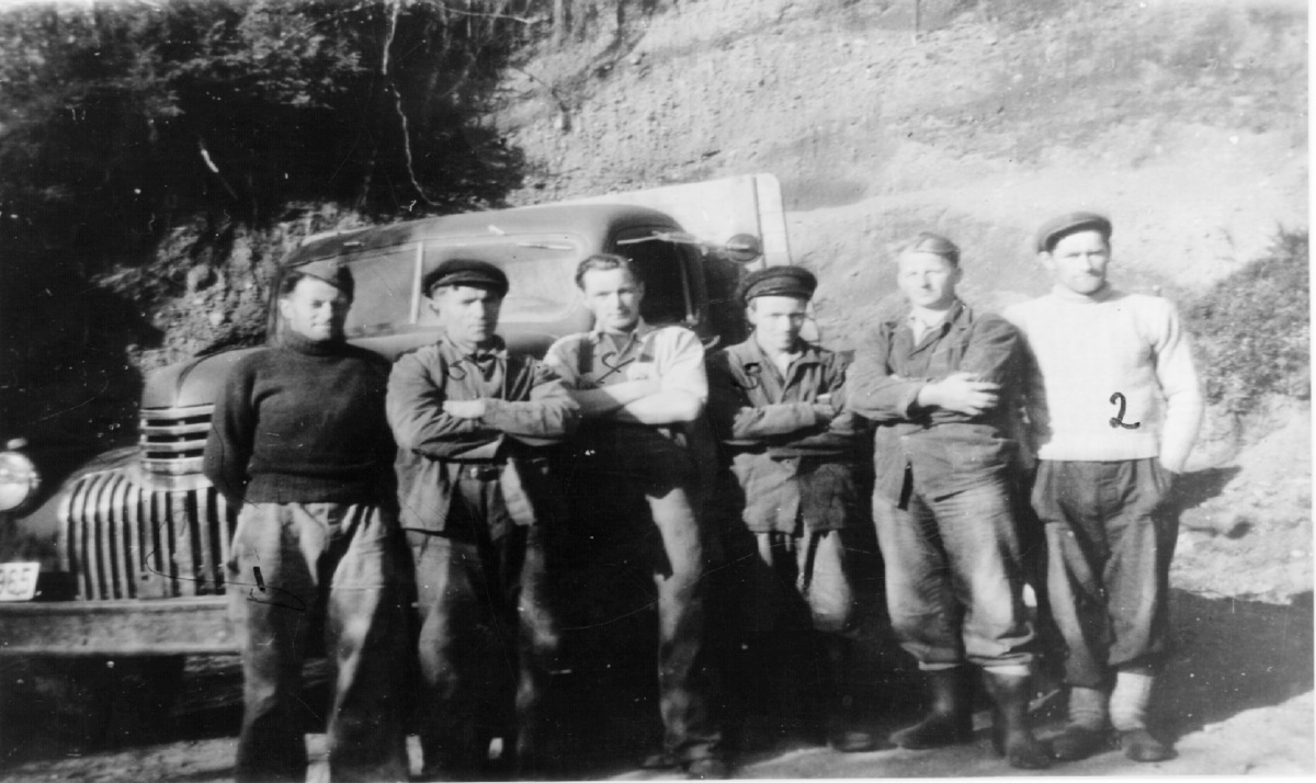 Gruppebilde av arbeidere på Koppangsveien. Fra venstre Hans Moeng, Agnor Henriksen (?), Odin Henriksen (?), Arne Andreassen, Roald Hansen og Nils Nilsen.