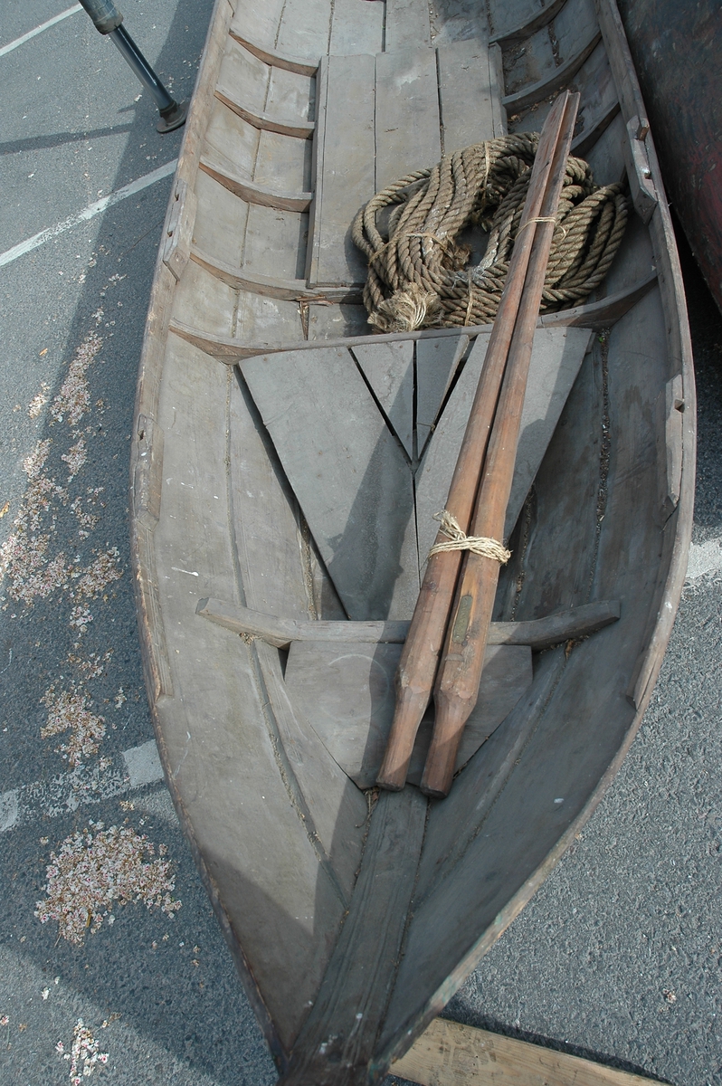 Samisk båt / skoltebask fra Varanger. Lang, smal robåt , primært for bruk i elv. Med øsekar og 2 årer.