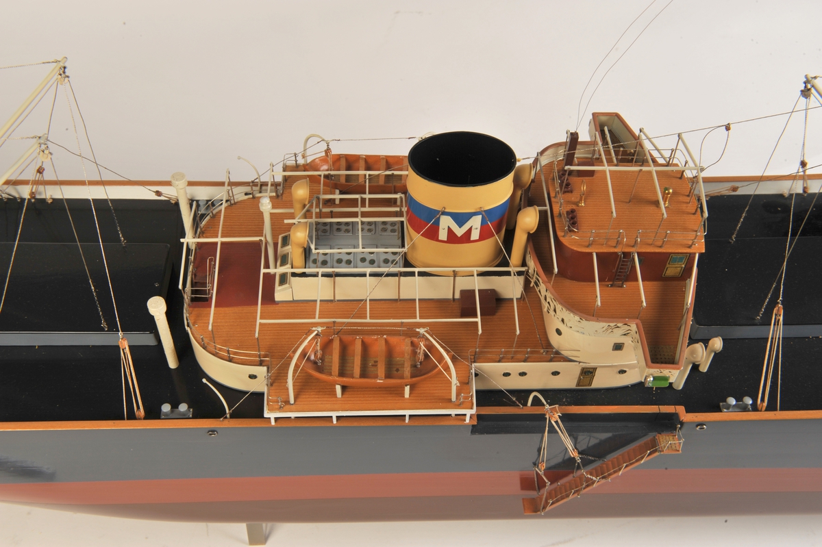 Skala  1:100, blåsort skrog, rødbrunt undervannsskrog, midtskipsbru