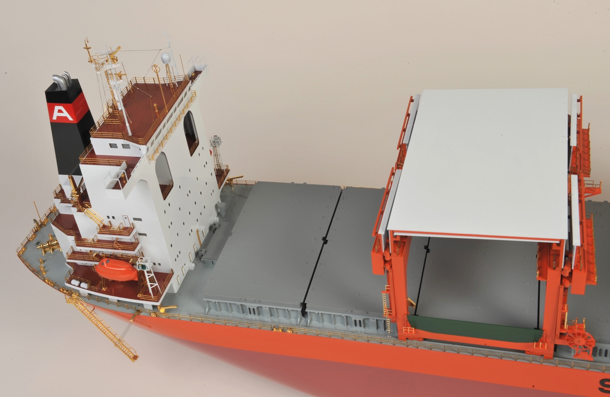 Modell 1:150 av åpen ??? bulk carrier.  Sort skorstein med rødt belte Hvit 'A' i skorsteinsbelte. Skip bygget hos Oshima Shipbuilding Co. Ltd, Japan.
