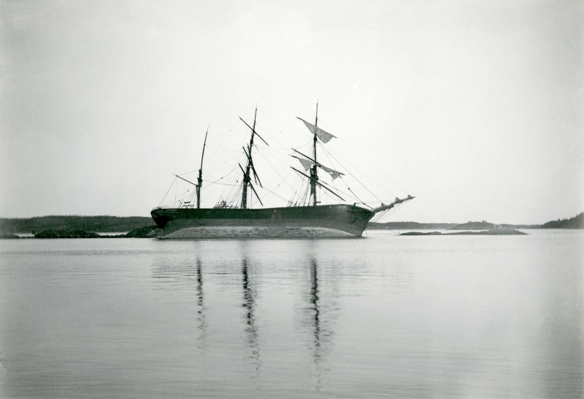 Bark Latona (b.1874, O. Eriksen, Risør) strandet på Skomakerkjær, Risør