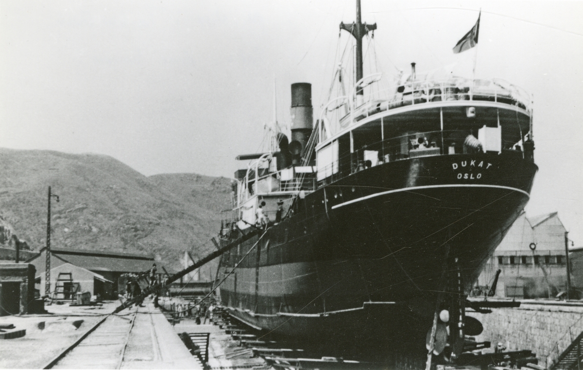 D/S Dukat (b.1920, The New Engineering & Shipbuilding Works Ltd., Shanghai) på slipp i Taikoo dock, Hong Kong