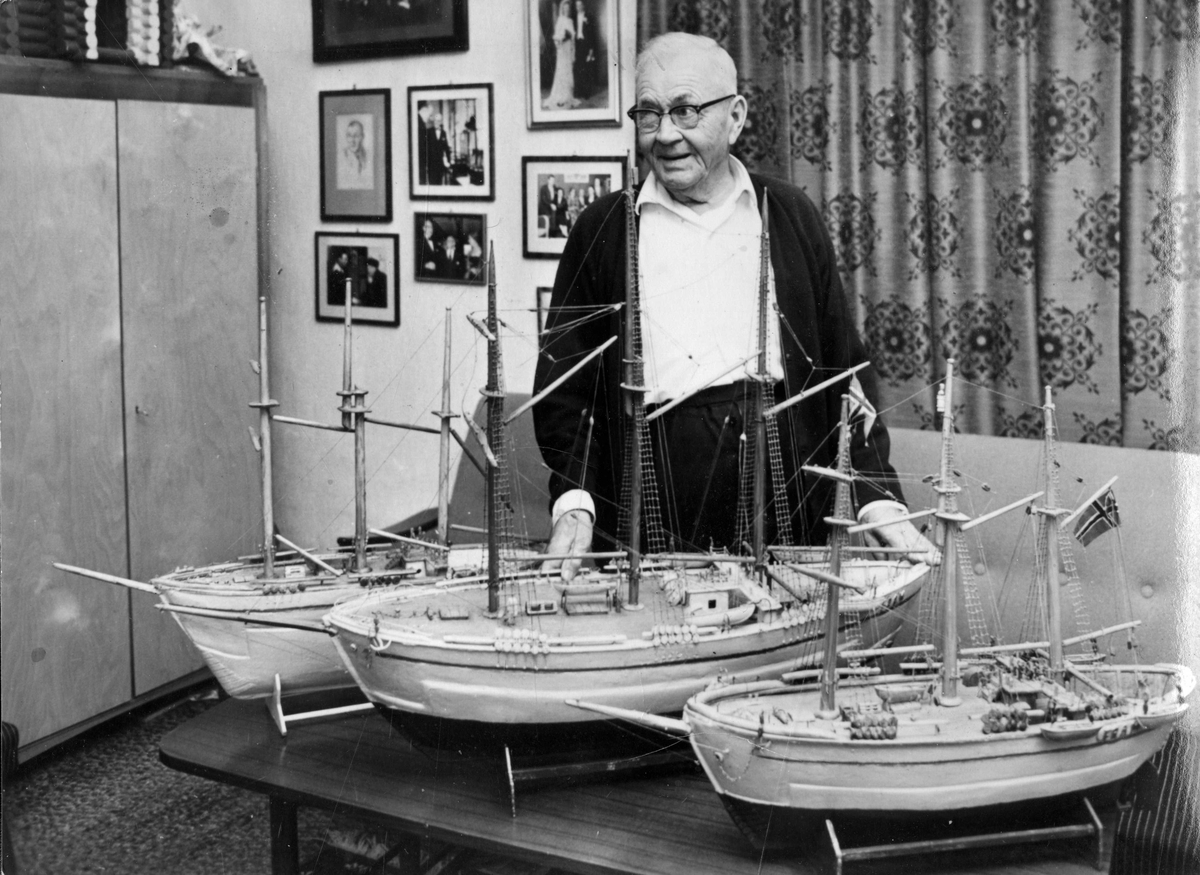 Polfarer og modellbygger Jørgen Stubberud med tre skipsmodeller av "Fram"
