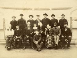 Kaptein Thor Mikkelsen med familie pg mannskap på barken For