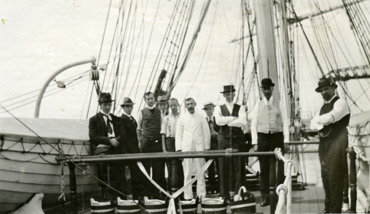 Mannskap ombord i Skonnert 'Nordstjernen(b. 1913,Z. Th. Jacobsen, Tronse).
