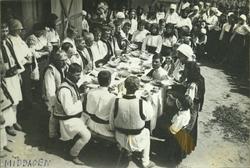 Bondebegravelse. - Middagen.