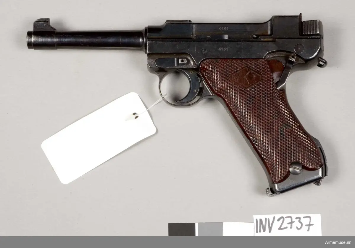 Pistol m/L 1935 typ III, halvautomatisk. Består av: 1 pistol, halvautomatisk, 1 magasin. Märkt "(VKT) L-35 (SA Suomen Armeija)".