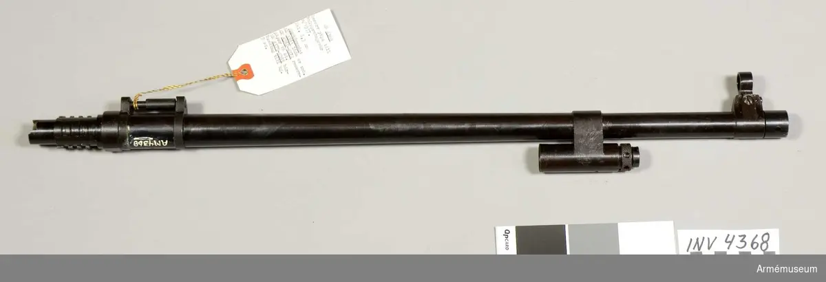 Samhörande nr är 4361-4383.Reservpipa t kulsprutegevär m/1937.Hit räknas korn, bärhandtag, mynningsring och gasregulator med cylinderfäste. Pipan har bommar och räfflor i likhet med en vanlig gevärspipa. Framtill är den utvändigt gängad för fästande av lösskjutningspropp, flamdämpare eller mynningshylsa. Gängorna skyddas av mynningsringen som har hål för universalnyckel.