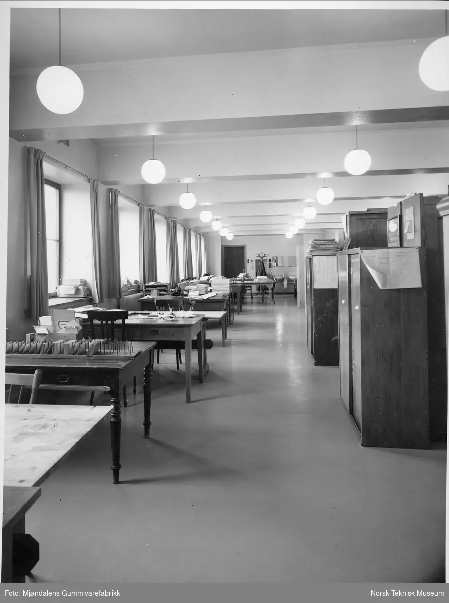 Interiør, kontor, Oslo Rådhus, Oslo, omkring 1950?, gulv i gummiparkett, produsert av Mjøndalen Gummivarefabrikk