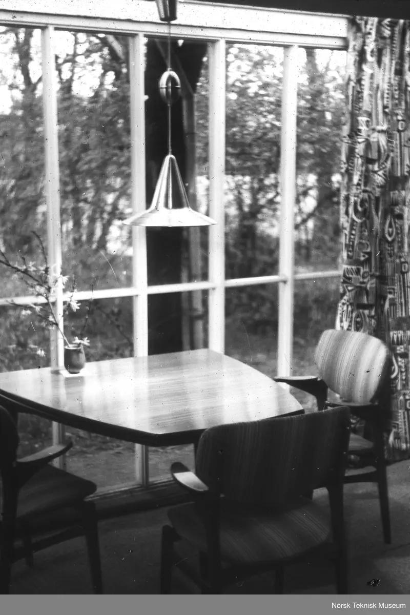 Spisestue med lampe over bordet, omkring 1950 norsk teknisk museum ... Spisestue lampe