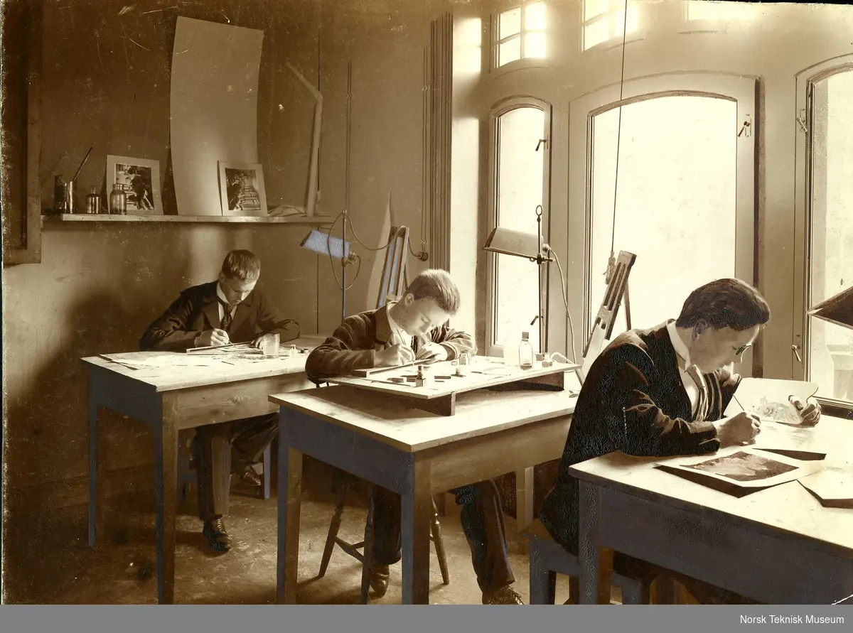 Produksjon ved klisjé-anstalten Wilh. Scheel & Co,  Akersgaten 7, omkring 1910. Retusjeringsavdelingen.