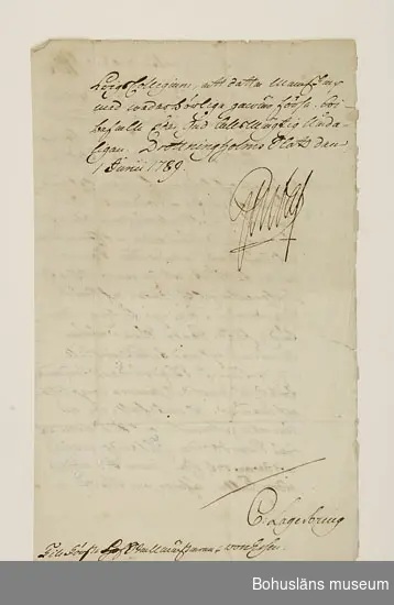På tillhörande papperslapp står: "Gustaf III:s förordning ang. utrustning av kanonslupar till Bohuslänska kustens försvar. Konungens egenhändiga namnteckning."
På lappen angivs också museets inventarienummer UM376 samt diarienummer Dg 40.