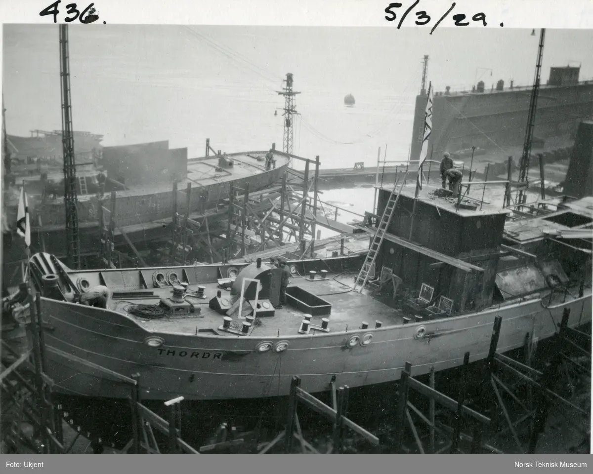 Hvalfangstskipet D/S Thordr, B/N 436 før stabelavløpning på Akers Mek. Verksted 5. mars 1929. Skipet ble levert av Akers mek. Verksted i 1929 til Bryde & Dahl, Sandefjord.