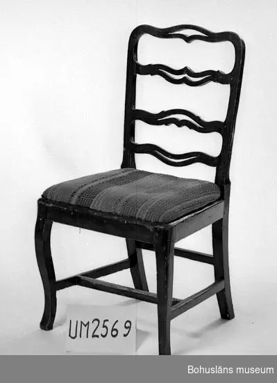 Ur handskrivna katalogen 1957-1958:
Stol, brunmålad
H. 92 Sitsens L. 49 Br. 41,5. Sitsen överdragen m. rutigt tyg. Färgen något flagnad. Hel. Ugglehult, Bäve, Bohuslän.

Lappkatalog: 82
September 2008: Enligt Birgitta Martinius, Mölndals stadsmuseum, som undersökte vad våra samlingar innehåller av lindometillverkade möbler, är detta en stol från 1700-talets slut tillverkad i Lindome.

Litteratur:
Antik & Auktion 10/2012. Artikel "Arvet från Lindome", Christina Linderoth-Olson.
Martinius, Birgitta. Stolar från Lindome 1740 - 1850. Ica Bokförlag 2012.