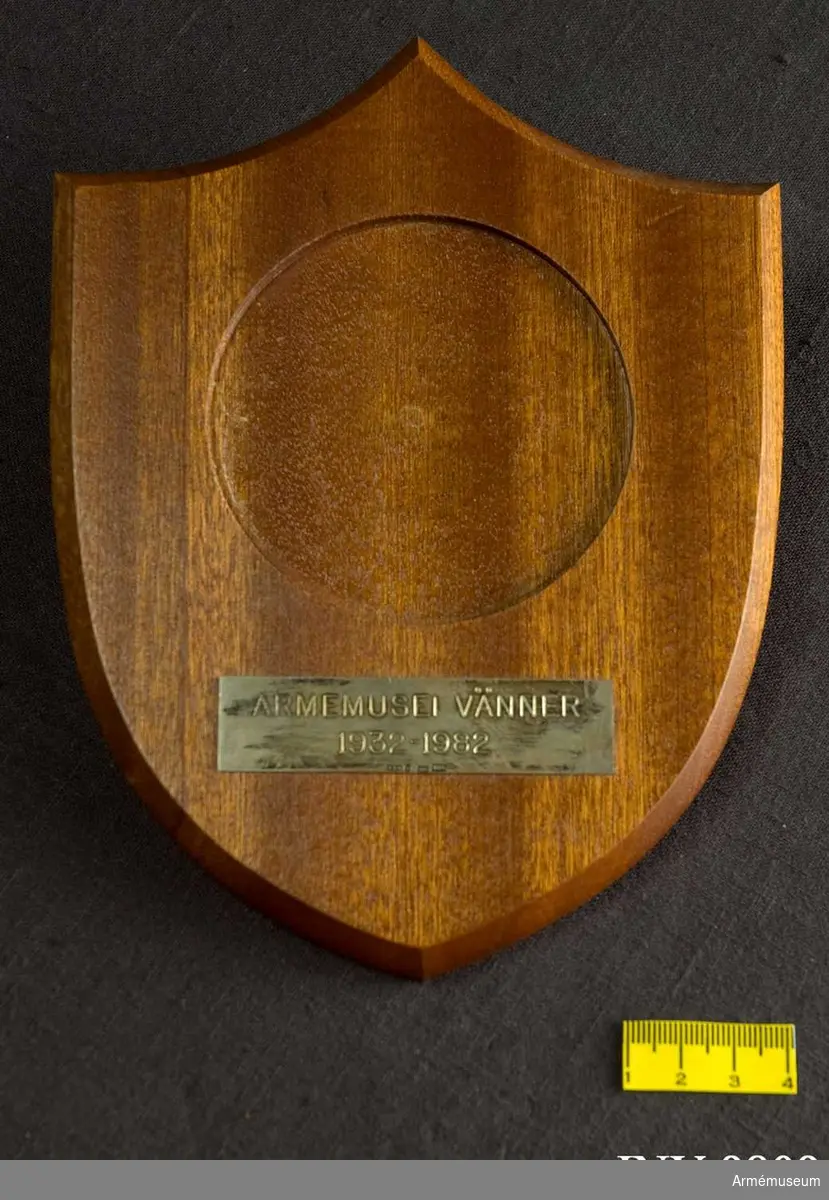 Samhörande nr är 9809-9810.
Minnestavla Östergötlands flyghistoriska sällskap 1932-1982.
En sköld i trä med urtag för den tillhörande medaljen. Under detta en silverplatta med texten: ARMÉMUSEI VÄNNER 1932-82.