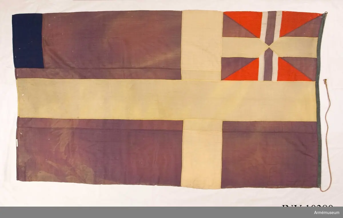 Grupp B I.

Samhörande stång ca 230 cm lång. (Inte i samma rulle).Flaggorna funna på 1940-talet vid utröjning av förrådsbyggnaden Kulgården, senare riven.