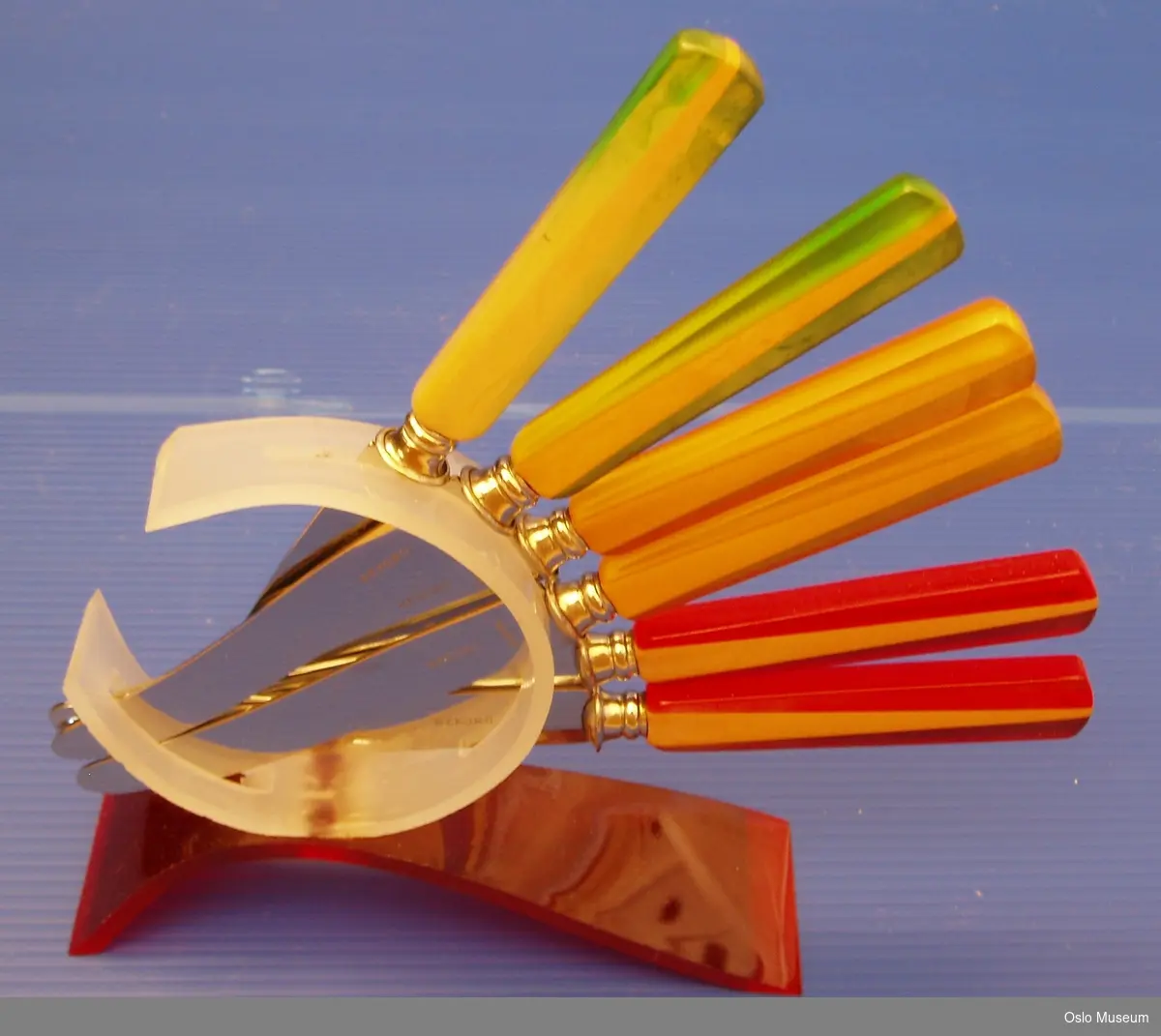 Tre parvise kniver i stativ - åpning slik at knivene holdes på plass ved skaft og tupp. Settes på bord.