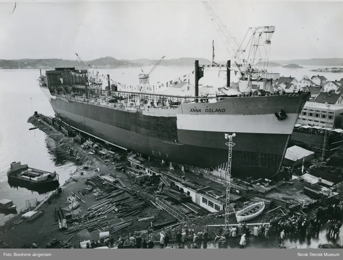 Stabelavløpning av tankeren M/S Anna Odland, B/N 521 (Tangens B/N 8) på Tangen Verft. Skipet ble levert av Akers Mek. Verksted og Tangen Verft til A/S Produce i 1961.