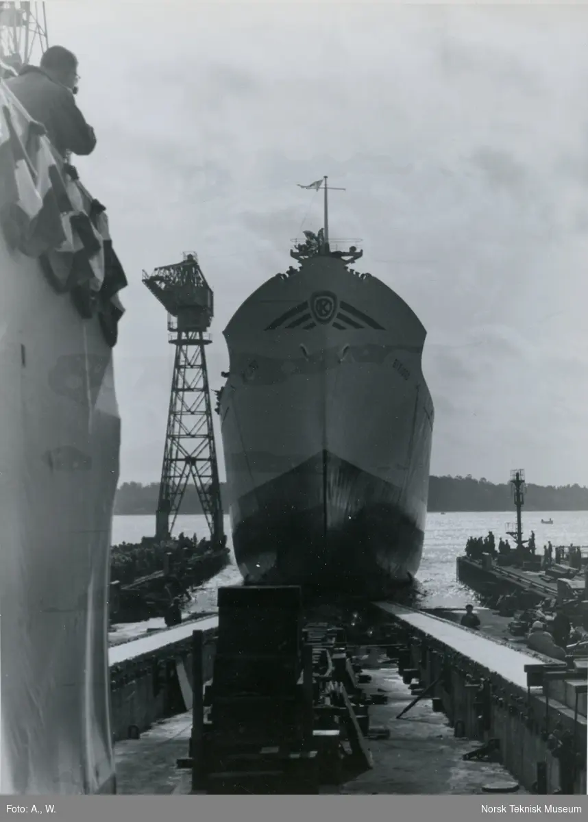 Stabelavløpning av fruktskipet Byfjord, B/N 531 på Akers Mek. Verksted 24. september 1960. Skipet ble levert i 1960 til Kornelius Olsen.