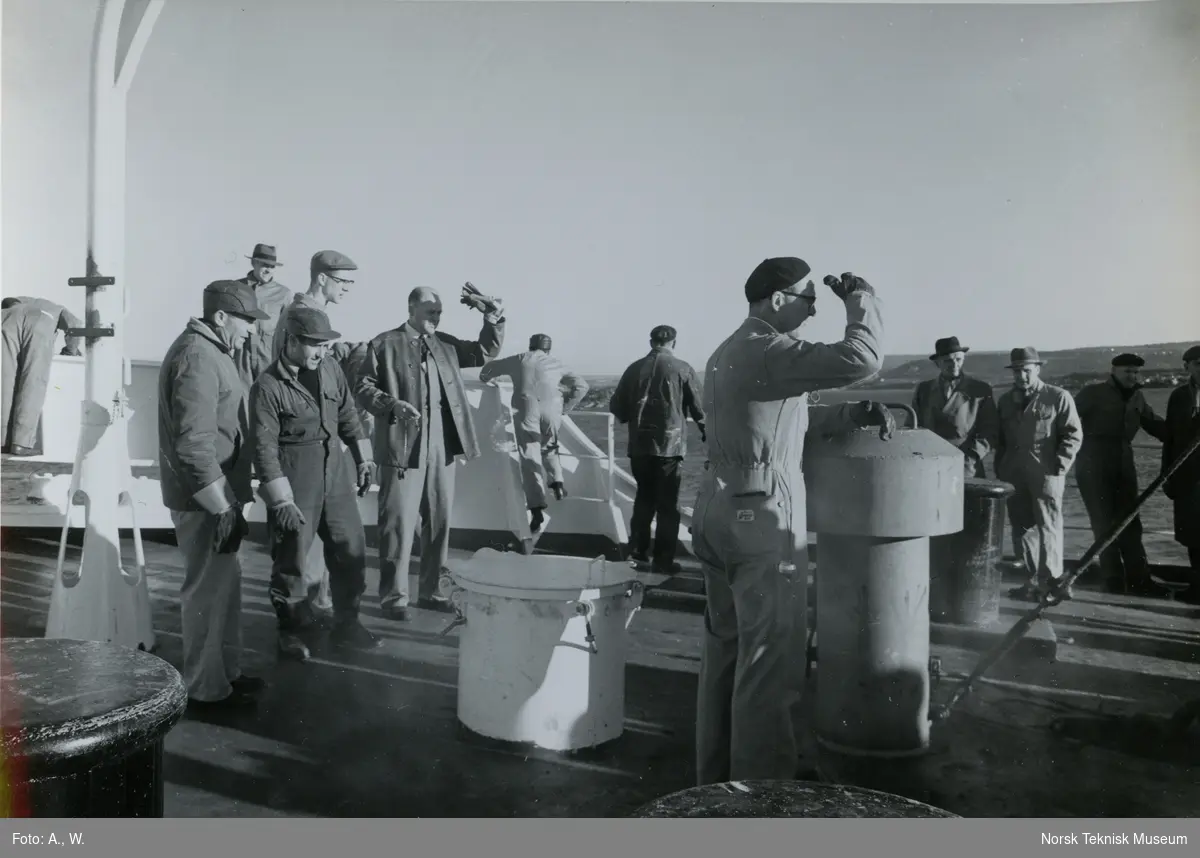 Menn på dekk under prøvetur med tørrlasteskipet M/S Pelagos, B/N 534 (Stords B/N 57) i Oslofjorden 17. november 1961. Skipet ble levert av Akers Mek. Verksted og Stord Verft 24. november 1961 til Seaways Shipping Co.