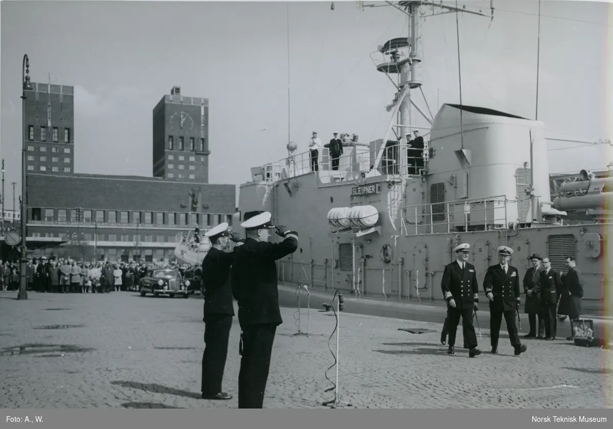 Overlevering av patruljebåten KNM Sleipner, B/N 544 (Nylands B/N 398) til Marinen på utstikker C i Vika 7. mai 1965. Skipet ble også overlevert på Nylands Verft 29. april 1965. Oslo rådhus i bakgrunnen.