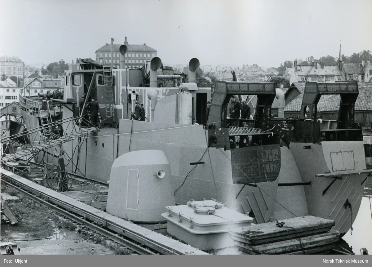 Hekktråleren/linebåten M/S Thue Jr., B/N 552 under bygging på TMV 26. juni 1964. Skipet ble levert 29. august 1964 av Trondhjems Mek. Verksted og Akers Mek. Verksted til Henrik Thue.