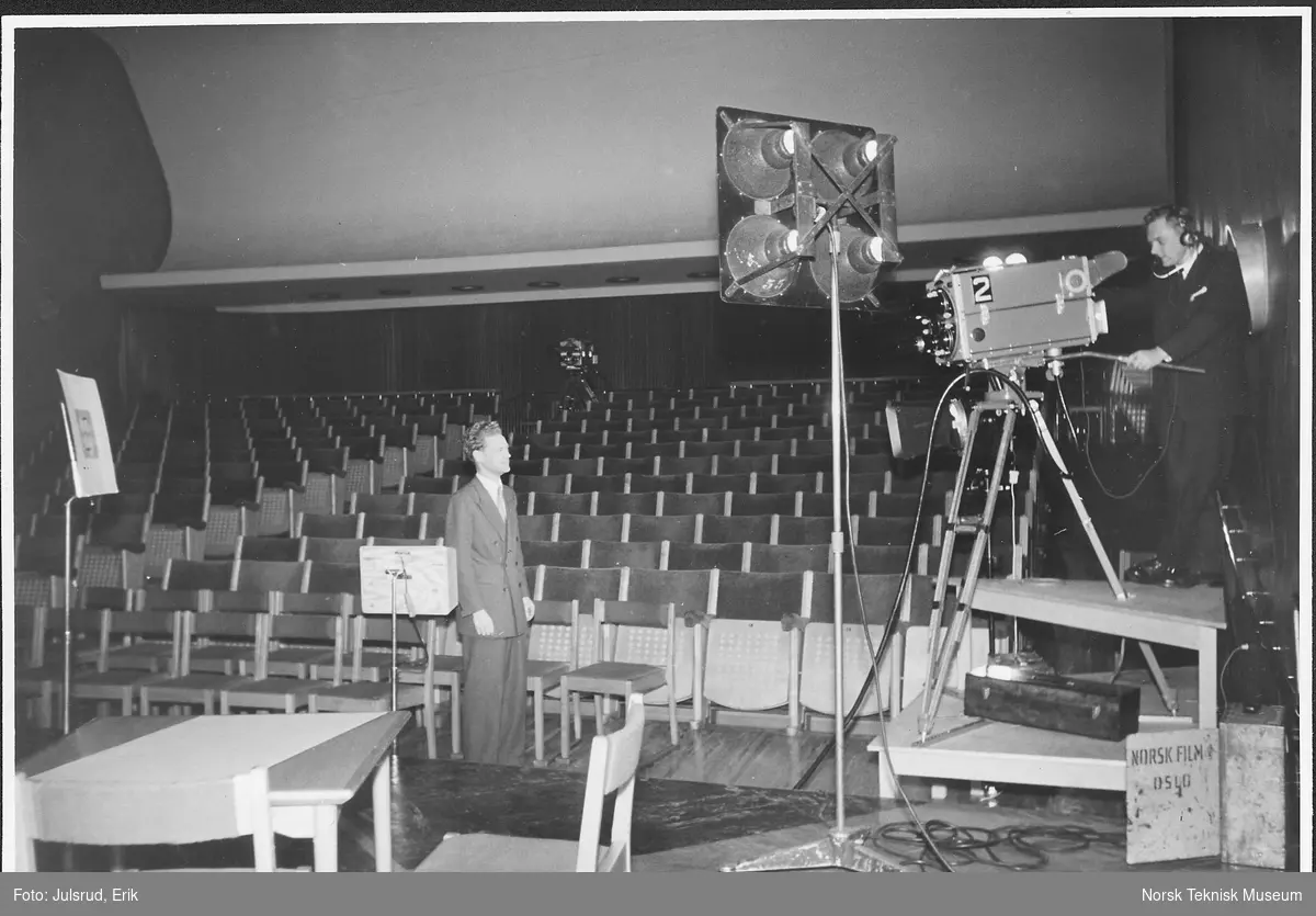 Studio 11 gjøres klar for TV-sending 1955. Ormestad og Løvaas