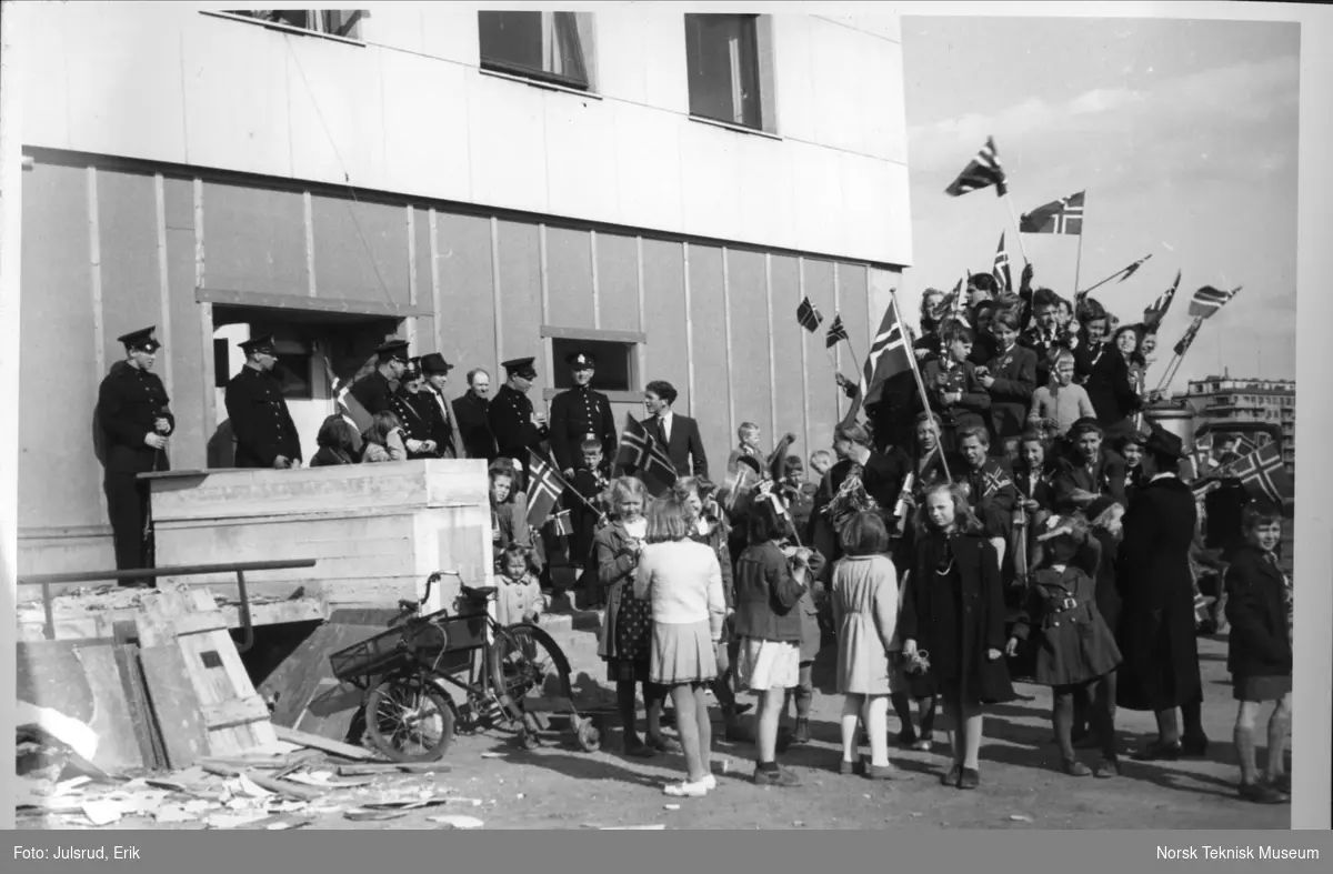Jubel foran Kringkastinghuset 8 mai 1945 kl 1600