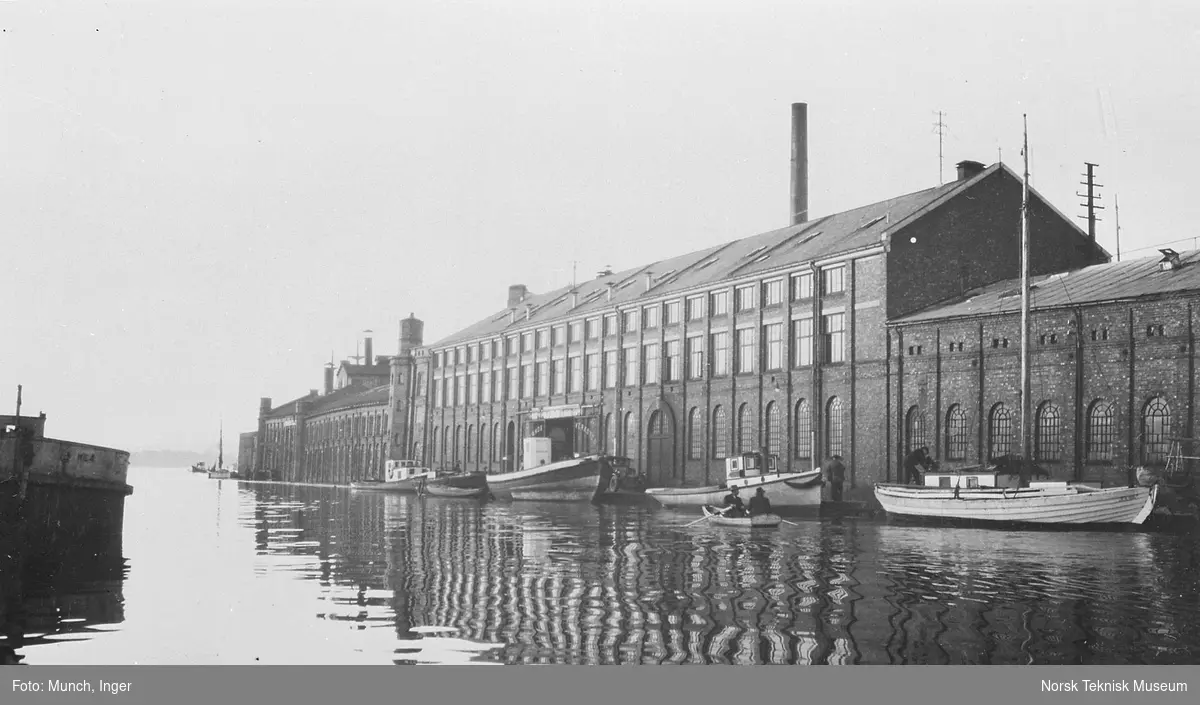 Nylands verksted anlagt 1855 ved Akerselva : småbåter fortøyd langs kaien