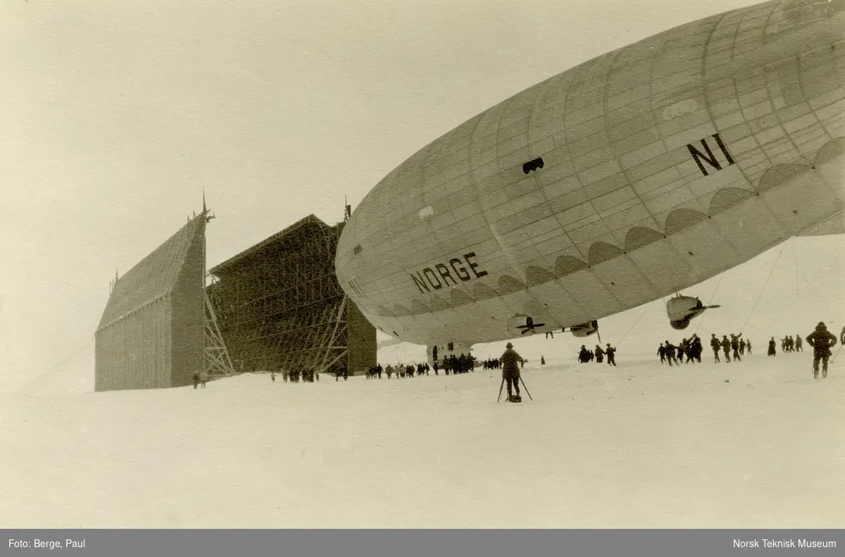"Norge" på vei mot luftskipshallen, Svalbard 1926